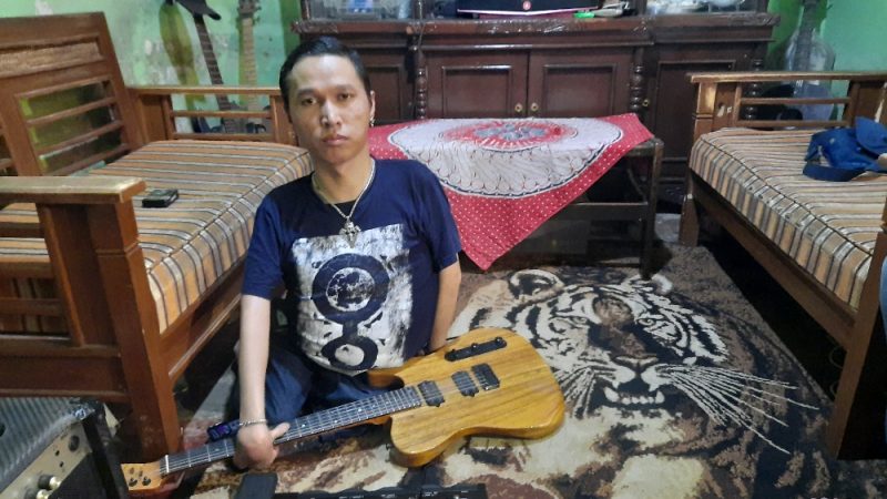 Yana Mulyana, difabel yang bisa bermain gitar