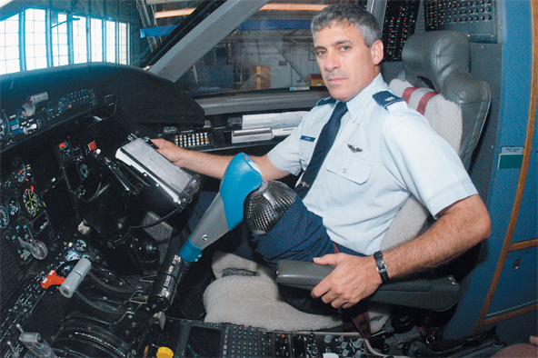 Pilot Tanpa Kaki, Andrew Lourake