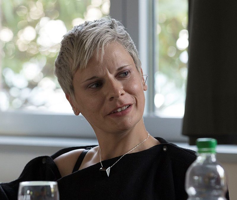 Claire Cunningham, seorang penari difabel.