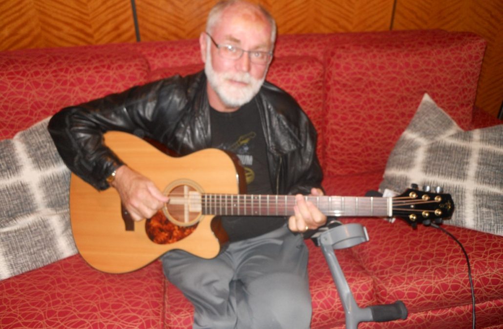 Kecelakaan Tak Hentikan Karir Robert David Hall