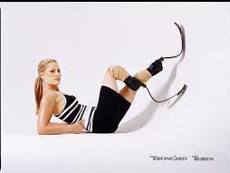 Aimee Mullins, seorang atlet, aktris, dan pembicara publik ternama
