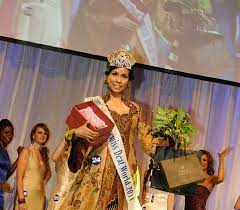 Dian Inggrawati Soebangil, yang berhasil meraih trofi  runner up II Miss Deaf World