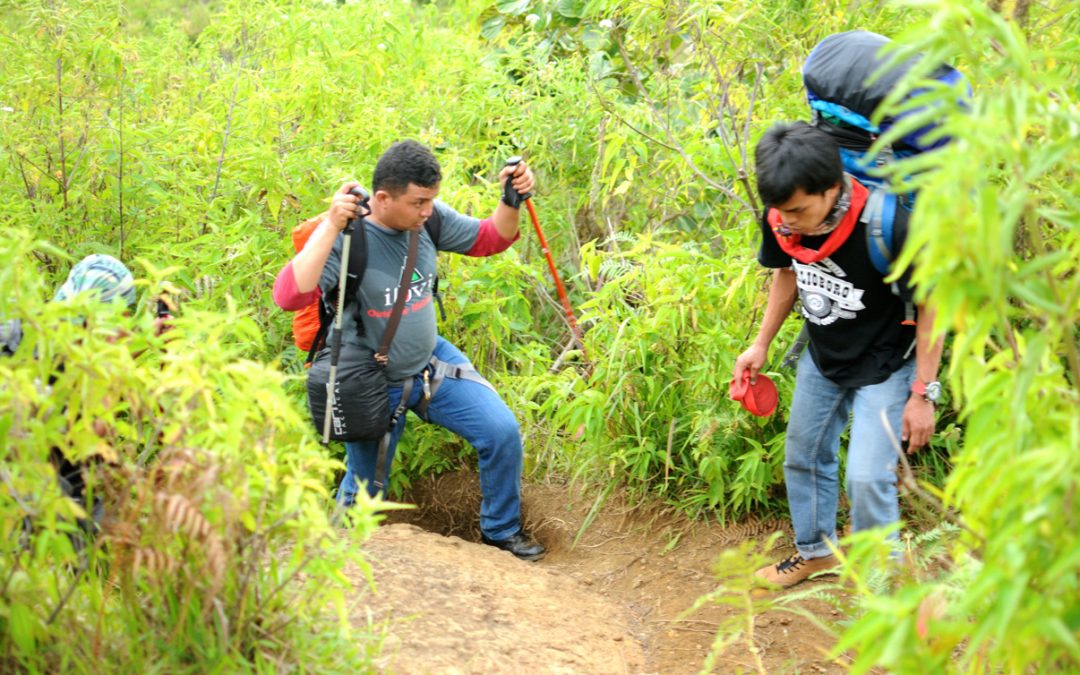 Kisah Eko Peruge, seorang difabel yang Mendaki ke Puncak Sesean