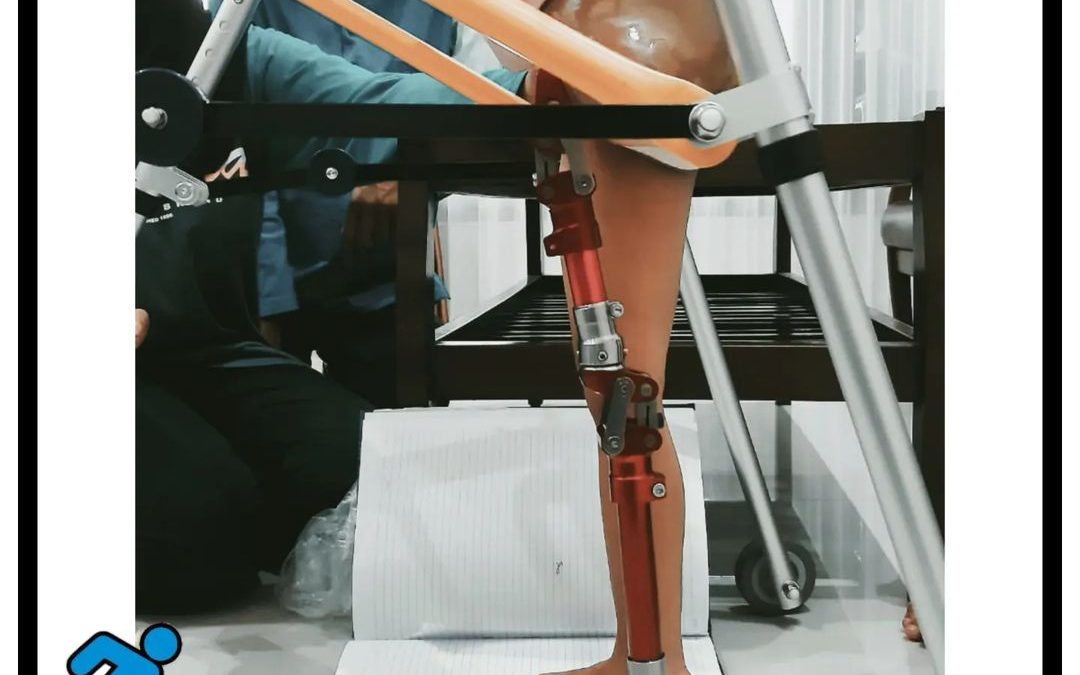 Lateral View Fitting kaki prostesis tepat hip. Untuk anak anak