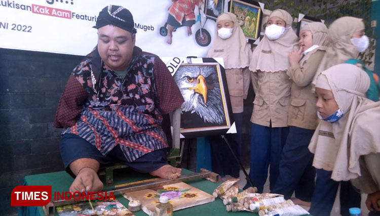 Senyum Aam, Pelukis Difabel Gresik yang Bakal Miliki Sepeda Elektrik