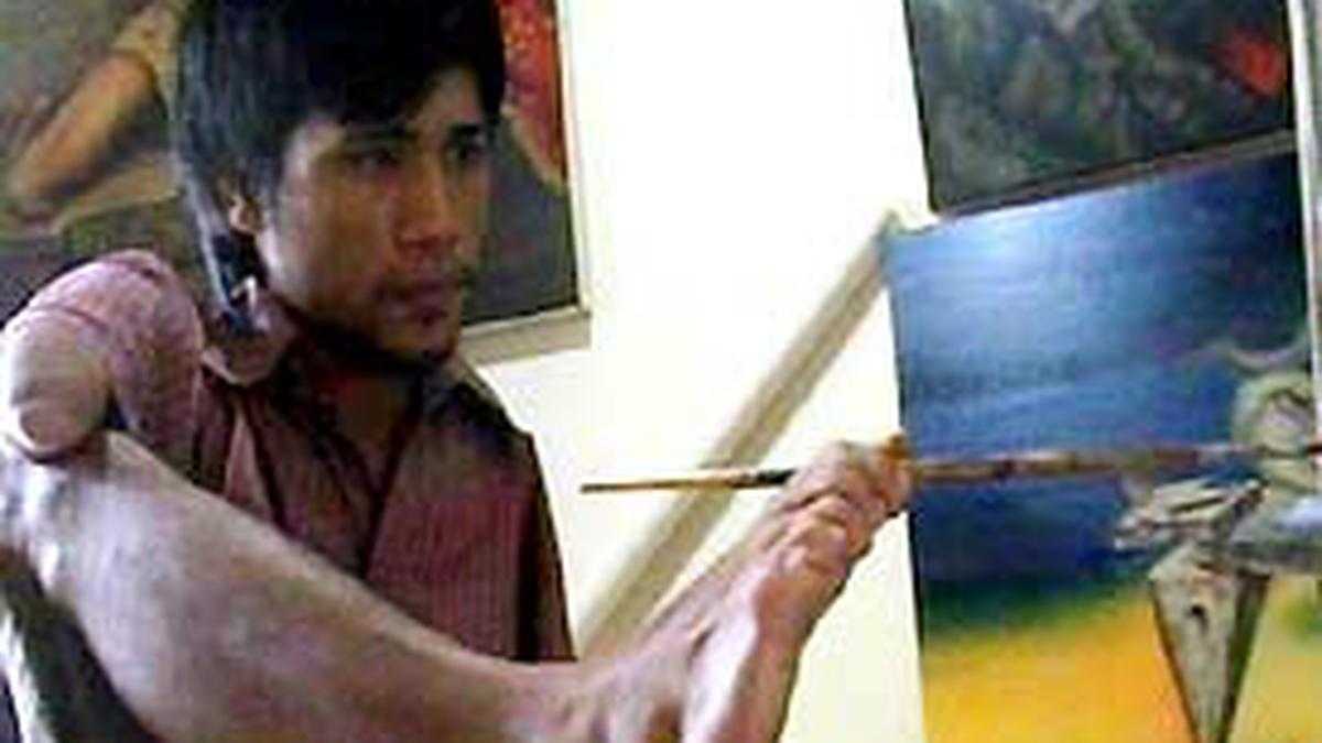 Asroel Pelukis Tanpa Tangan