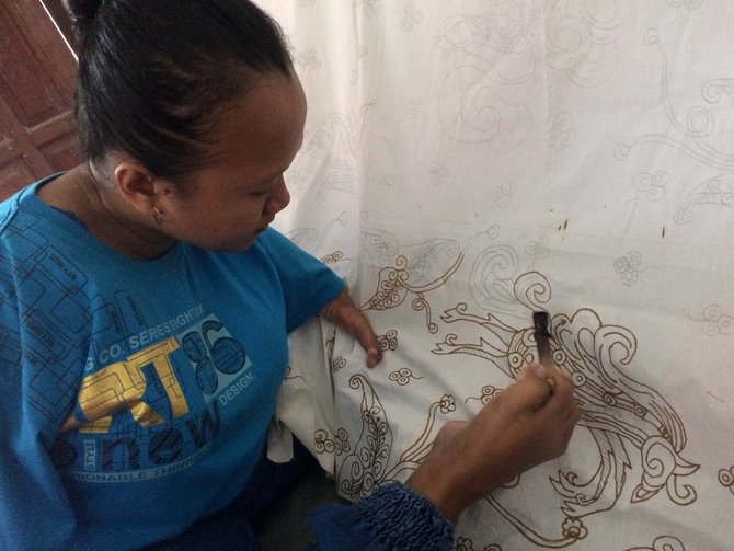 Ayu Menginspirasi pembatik difabel Dengan Batik Penuh Keunikan dan Bermotif