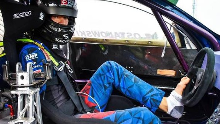 Meski Tak Miliki Tangan, Pria Ini Berhasil Jadi Pembalap Profesional