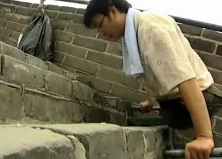 Tanpa Kedua Belah Kaki, Pemuda ini Mendaki Tembok China