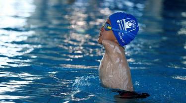 Inspiratif, Atlet Kecil Tanpa Lengan Meraih Medali Emas di Lomba Renang.