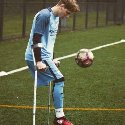 Jay Tregaskiss, Pesepak Bola Dengan Satu Kaki