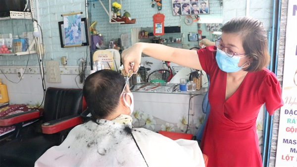 Perjuangan Seorang Kapster Vietnam yang Hanya Memiliki Satu Tangan