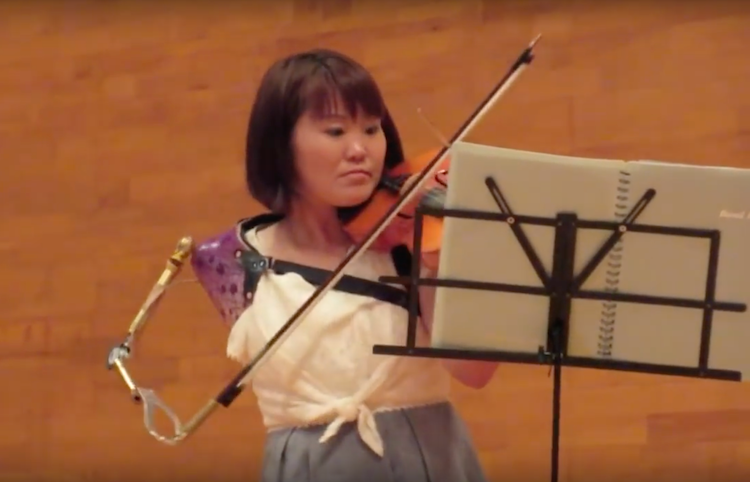 Manami Ito, Violinist Andal Tanpa Tangan