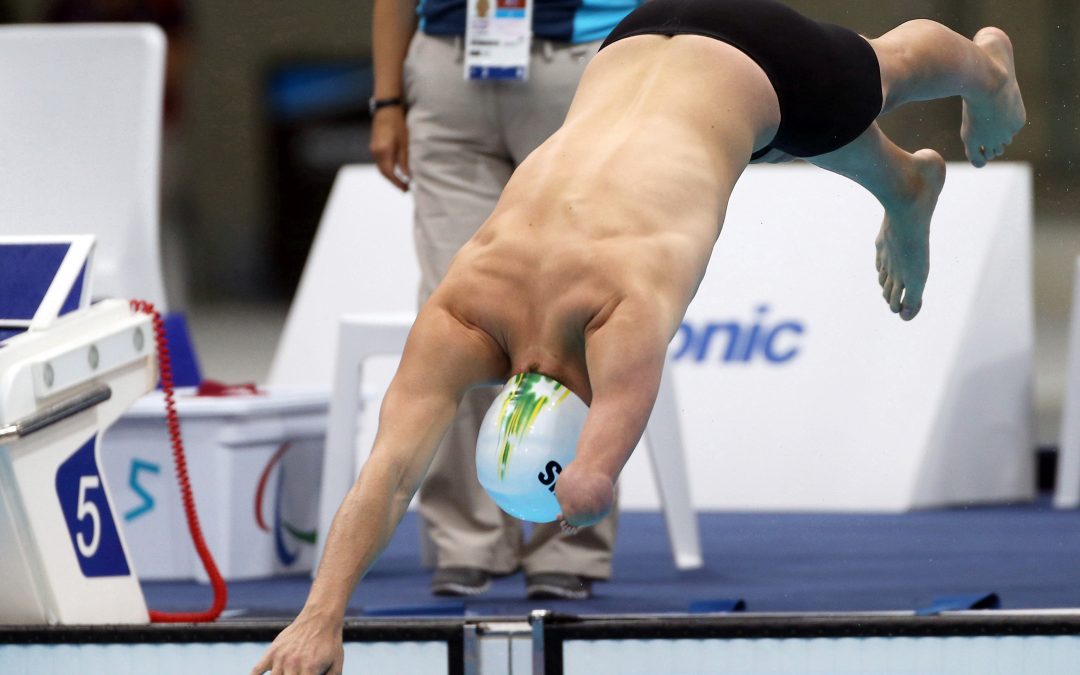 penyandang disabilitas pertama yang berpartisipasi dalam Kejuaraan Kursus Singkat Australia melawan atlet berbadan sehat, Matthew Cowdrey OAM