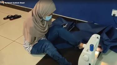 Kisah Menyentuh Penyandang Difabel Jahit APD Menggunakan Kaki untuk Lawan COVID-19