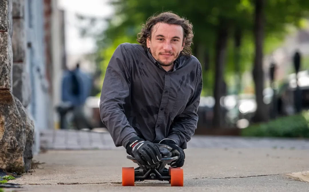 Meski Difabel, Pria Alabama ini Hobi Bermain Skateboard.