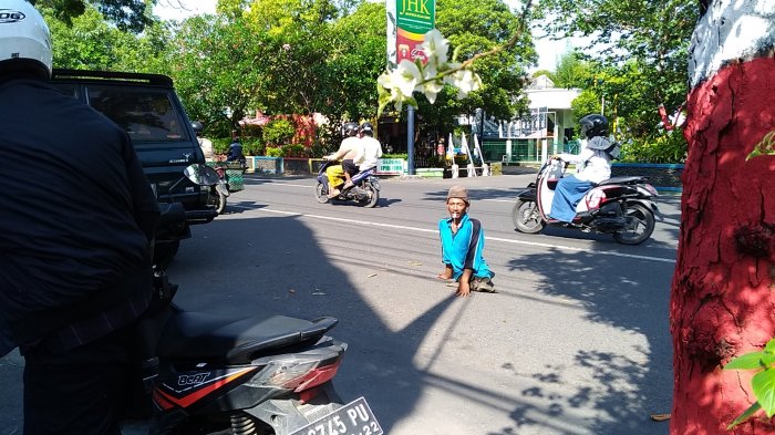 Perjuangan Tukang Parkir dengan Keterbatasan Fisik Tetap Bersemangat