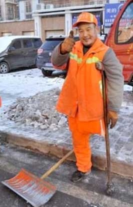 Tukang Sapu Berkaki Satu