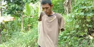 Tanpa Kedua Tangan, Hatib Modifikasi Sandal Jadi Cangkul untuk Berkebun