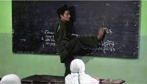 Tak Lelah Mengajar Meski Tanpa Lengan