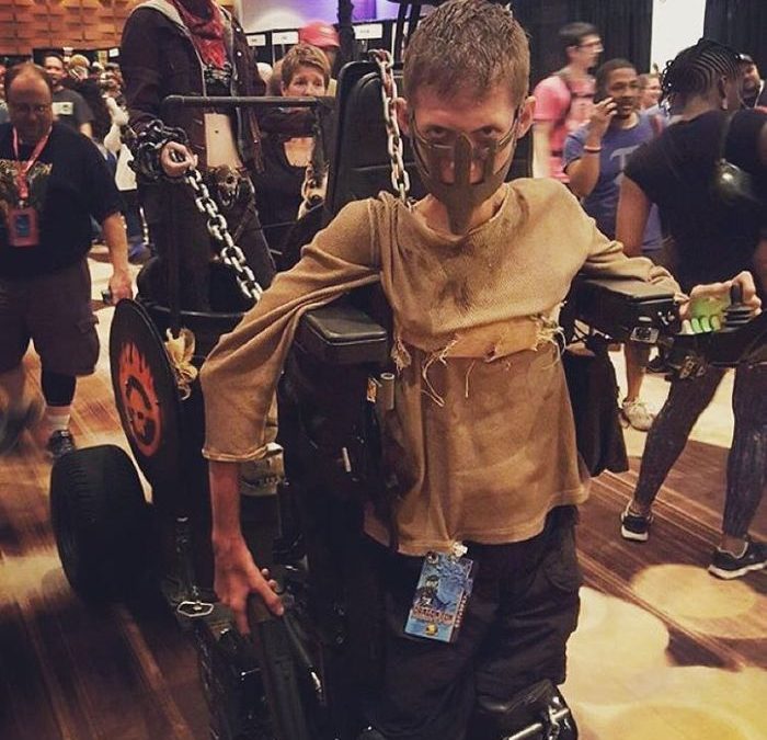 Ben Carpenter, membuat kostum dari film Mad Max dengan kursi rodanya