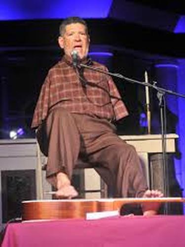 Tony Melendez,  Disabilitas yang Sukses Mendengarkan alunan Musiknya Sampai Menaklukkan Dunia.