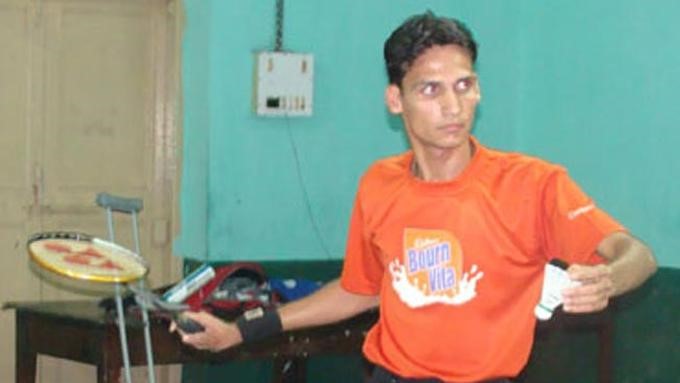 Keterbatasan fisik tak membuat Girish Sharma, atlet bulu tangkis asal India, pasrah dengan keadaan