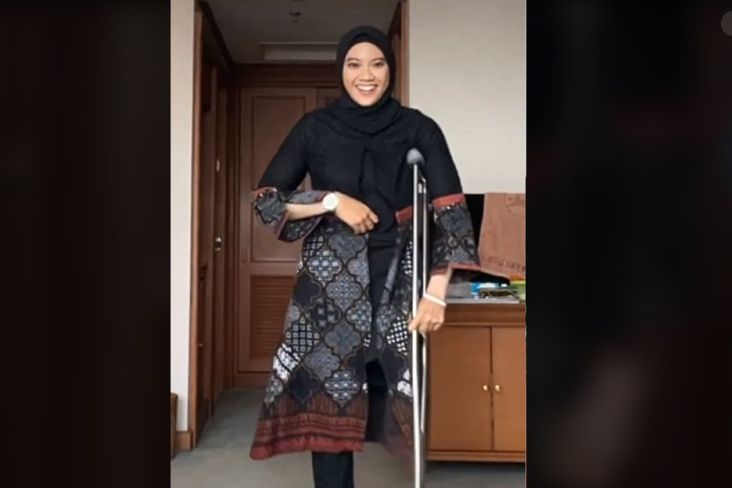 Wanita Berjilbab Viral Fashion Show Ala Model Di Sosial Media Seorang perempuan berhijab terpantau viral di media sosial setelah menunjukan aksi kerennya berjalan layaknya model profesional.