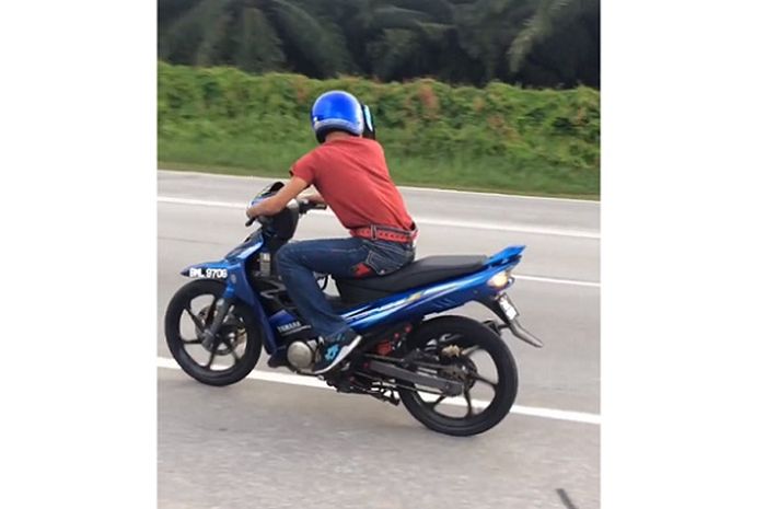 Pria Difabel Bisa Lakukan Wheelie