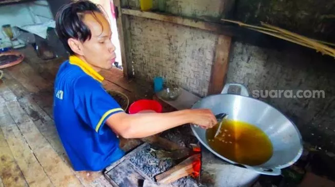 Uwes Kurni, Difabel yang Sukses Berjualan Sale