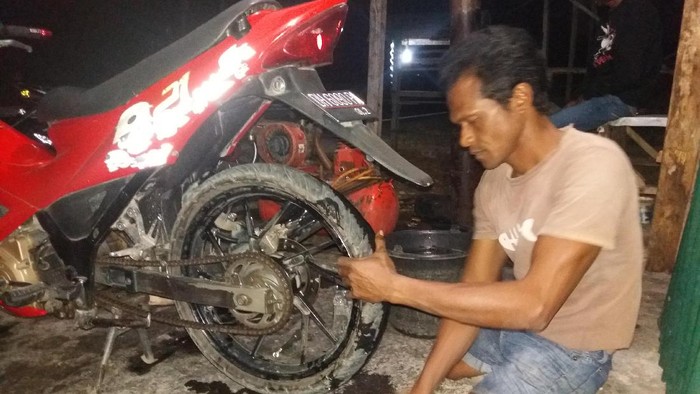 Yeri Tosi, Pria Disabilitas yang Berjuang Hidup Pada Bengkelnya