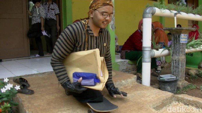 Semangat Hikmat, Guru Difabel yang Mengajar Naik Skateboard