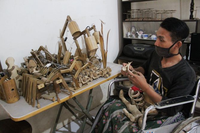 Sukardi, Difabel asal Kayangan Diwek yang Produksi Kerajinan Bambu