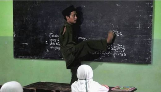 Tangannya Buntung, Pak Untung, 25 Tahun Mengajar dengan Dua Kaki