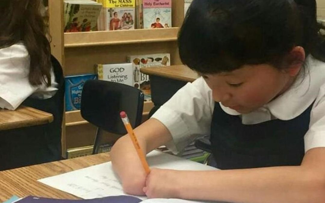 Kisah haru bocah tak punya jari tangan berhasil juara menulis