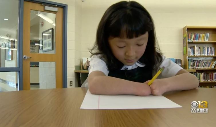 Kisah Sara Hinesley, bocah tak punya jari tangan berhasil juara menulis