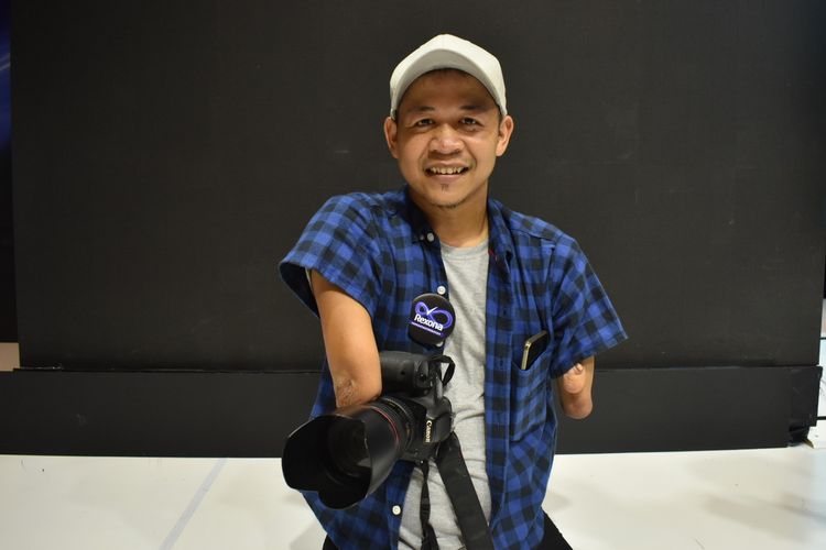 Bang Dzoel si Fotografer Disabilitas yang Mendunia