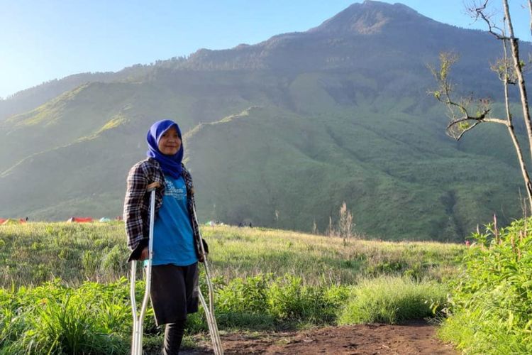 Arrohmah Sukma, Wanita Pendaki Gunung Berkaki Satu