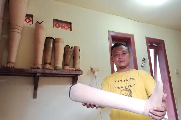 Kisah Ferry Penyandang Disabilitas yang Membuat Kerajinan Kaki Palsu