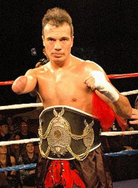 Baxter adalah kick-boxer Kanada yang sering disebut ‘bandit bertangan satu’ .