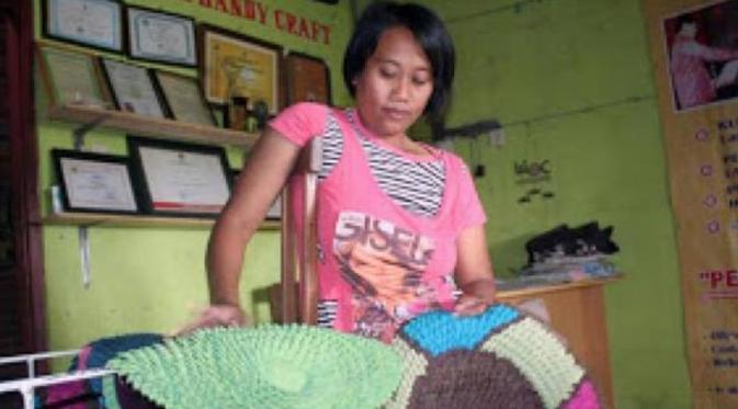 Irma Suryati, Penyandang Cacat yang Sukses Jadi Pengusaha Keset