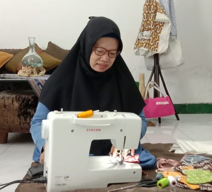 Perempuan yang Tegar Meski Diterpa “Ombak”