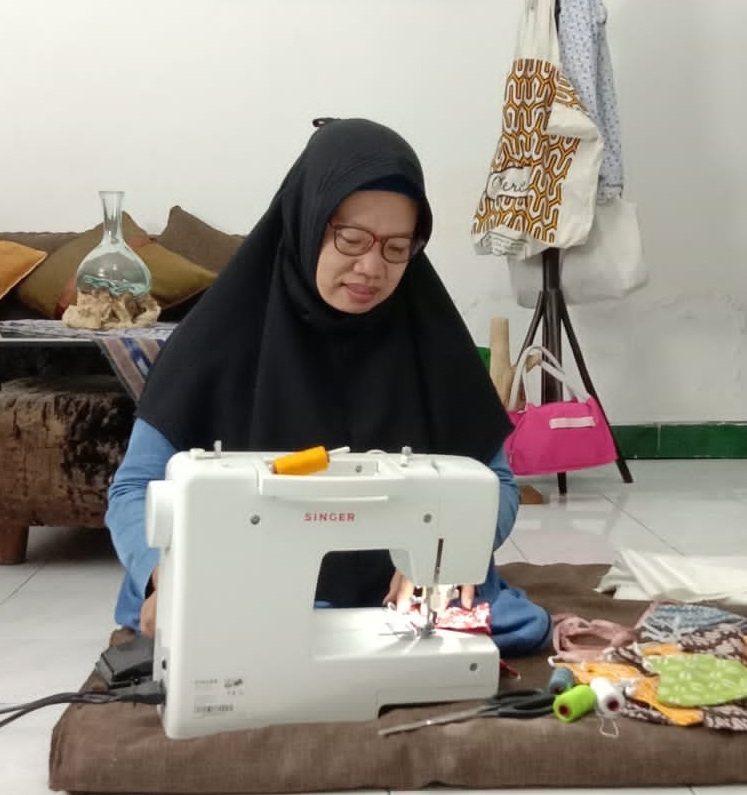 Wiwin sedang menjahit (1)