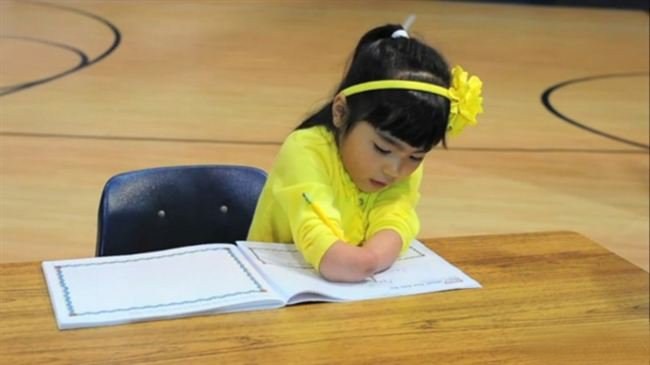 Annie Clark: Gadis Tanpa Tangan yang Raih Hadiah Menulis Indah