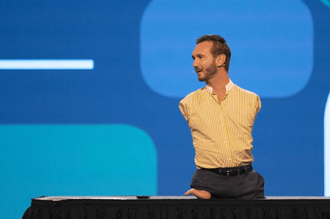 Nick Vujicic Seorang Australia-Amerika yang lahir tanpa lengan atau kaki yang telah menjadi pembicara terkenal di dunia, penulis, pelatih, dan pengusaha terlaris New York Times.
