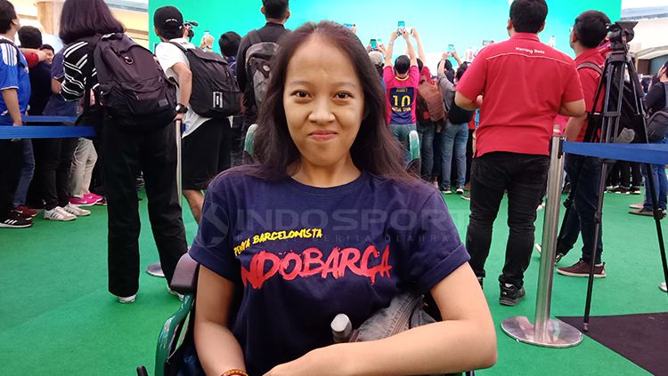 Cerita Perjuangan Dinda, Disabilitas Cantik Penggila Barcelona Bertemu Idolanya
