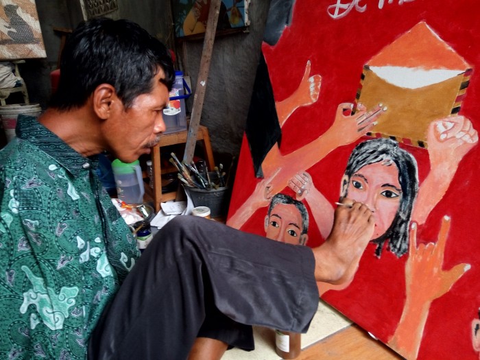 Kisah Salim sang Pelukis yang Kehilangan Kedua Tangannya