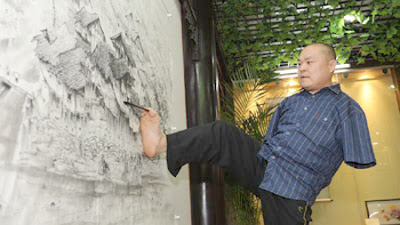 Huang Guofu sang Pelukis yang Melukis Menggunakan Mulut dan Kaki.