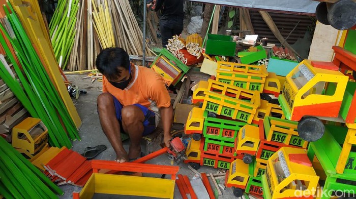 Kisah Difabel Yang Menyulap Limbah Kayu Jadi Miniatur Truk di Blitar