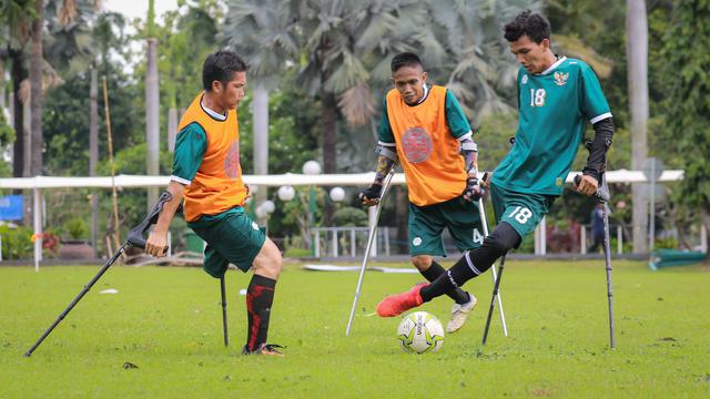Berbagi Ilmu Sepak Bola kepada Sesama Penyandang Difabel